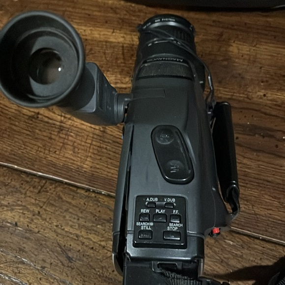 Vintage Magnavox compact, VHS camcorder system with accessories - Picture 12 of 12